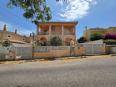 Moradia independente à venda na Praceta das Amendoeiras