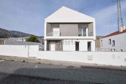 Moradia independente à venda na Covilhã e Canhoso