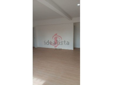 Apartamento T3 à venda na Rua Engenheiro Lúcio de Azevedo