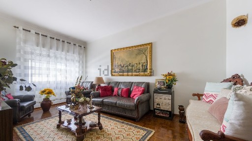 Apartamento T4 à venda na Rua Mariano Coelho, 13