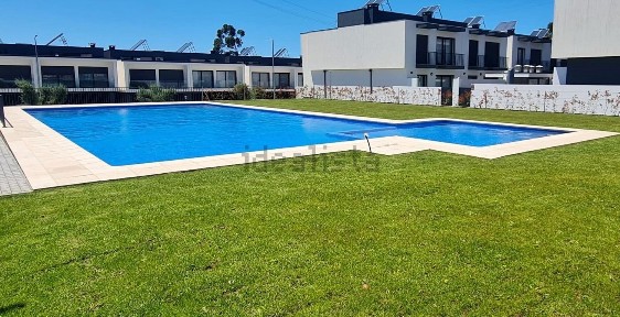 Moradia em banda à venda em Marinhas
