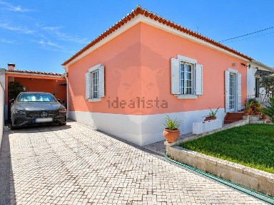 Moradia independente à venda na Vila Nogueira de Azeitão