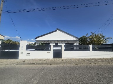 Moradia independente à venda na Rua Almada Negreiros s/n
