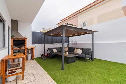 Moradia geminada à venda na Rua Serra da Gardunha