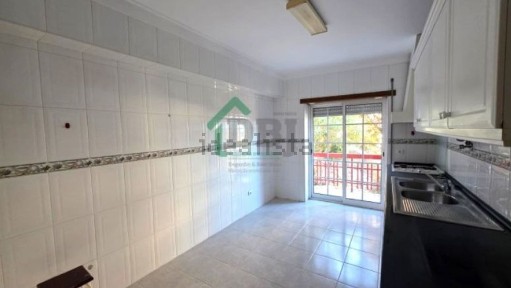 Apartamento T3 à venda na Rua Conde José Calheiros