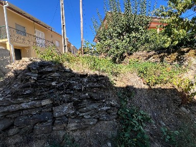 Moradia geminada à venda em Andrães