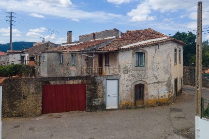 Moradia independente à venda na Rua de Trás das Casas