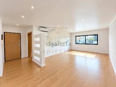 Apartamento T2 à venda na Avenida dos Redondos