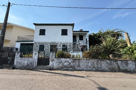 Moradia independente à venda na Rua António Fonseca, 106