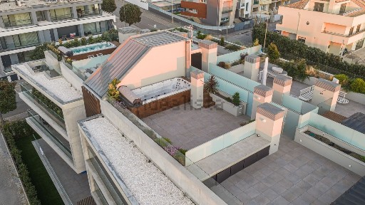 Apartamento T4 à venda na Rua Agro de Cima