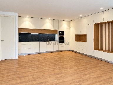 Apartamento T2 à venda na Avenida Doutor Francisco Sá Carneiro