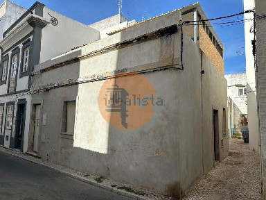 Moradia independente à venda na Baixa