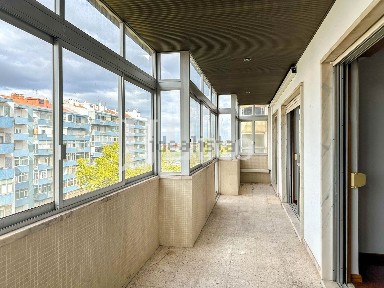 Arrendamento de apartamento T4 na Avenida do Brasil