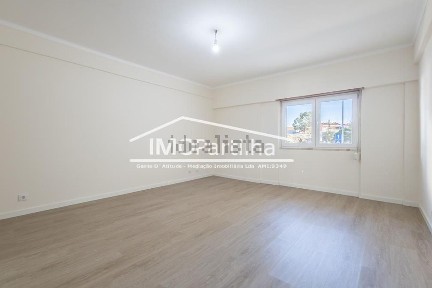 Apartamento T1 à venda na Rua Cidade de Paris