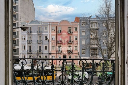 Apartamento T3 à venda na Avenida Almirante Reis