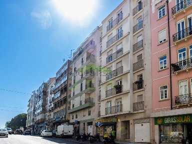 Apartamento T3 à venda na Rua Morais Soares