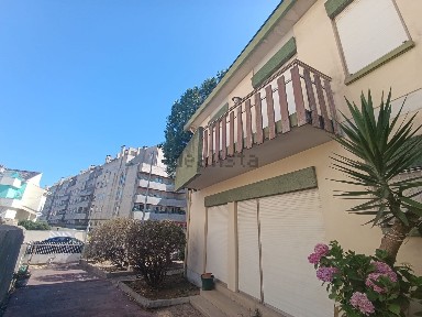 Moradia geminada à venda na Avenida Combatentes da Grande Guerra
