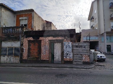 Moradia independente à venda na Rua Rechousa, 889