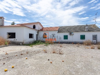 Quinta à venda no Largo da Igreja