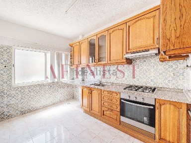 Arrendamento de apartamento T2 na Rua António Aleixo
