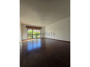 Arrendamento de apartamento T2 na Rua Professor Barbosa Sueiro