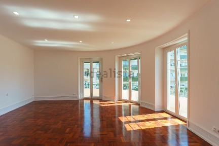Arrendamento de apartamento T4 no Campo Pequeno