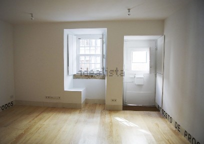Arrendamento de apartamento T1 na Rua do Sol a Santa Catarina