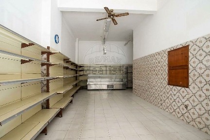 Arrendamento de espaço comercial na Praça Infante Dom Pedro