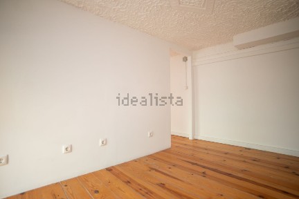 Arrendamento de espaço comercial na Rua Correia Teles