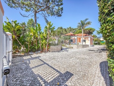 Moradia independente à venda na Vila de Colares - Mucifal