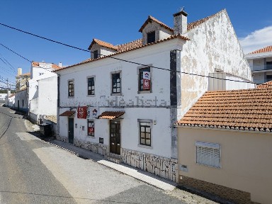 Moradia geminada à venda na Rua Nossa Senhora dos Remédios