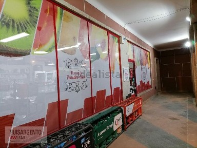 Supermercado para trespasse na Rua da Igreja