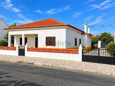 Moradia independente à venda em Santo Estevão