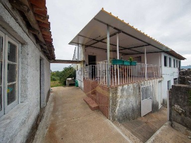 Moradia independente à venda na Rua António Gonçalves, 8