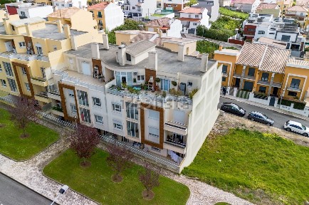 Apartamento T4 à venda na Rua Rio Mira, 122