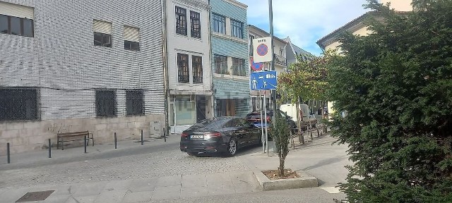 Arrendamento de espaço comercial na Rua do Gravito