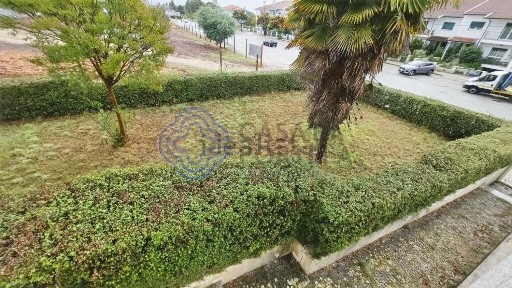 Moradia geminada à venda em São João de Lourosa