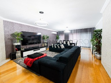 Apartamento T4 à venda na Rua António Bernardo