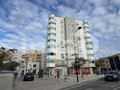 Arrendamento de espaço comercial na Rua do Município