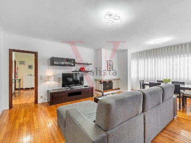 Apartamento T3 à venda na Rua António Fernandes Ferreira Gomes