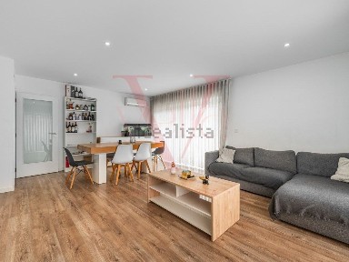Apartamento T3 à venda na Rua Padre Manuel Guimarães, 16