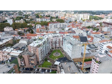 Apartamento T4 à venda na Rua Luís Barroso