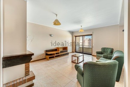 Apartamento T3 à venda na Rua Luís Soares Barbosa s/n