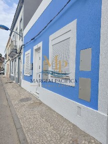Moradia geminada à venda no Centro do Montijo