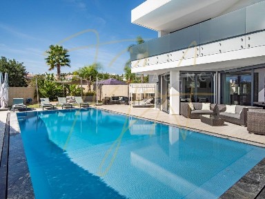 Moradia independente à venda no Areeiro - Vale Formoso