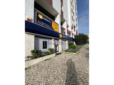 Espaço comercial à venda em Pontinha e Famões