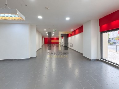 Arrendamento de espaço comercial na Rua Doutor Augusto Martins, 12