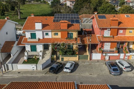 Moradia geminada à venda na Rua Luís de Camões, 106