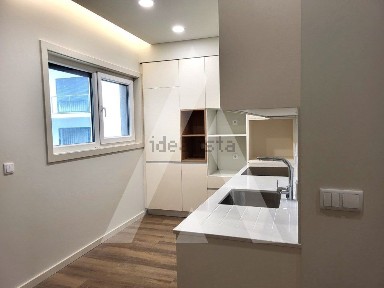 Apartamento T3 à venda na Avenida Engenheiro Engracia Carrilho