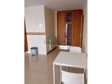 Arrendamento de apartamento T2 na Rua Centro de Artes